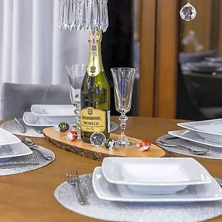 Szymaszkowa Five Stars מלון דירות 4*